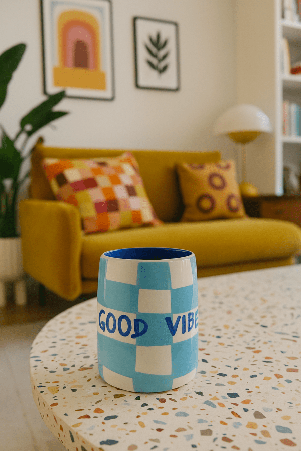 Χειροποίητη Κεραμική Κούπα Que Rico “Good Vibes” – Blue Checked Design