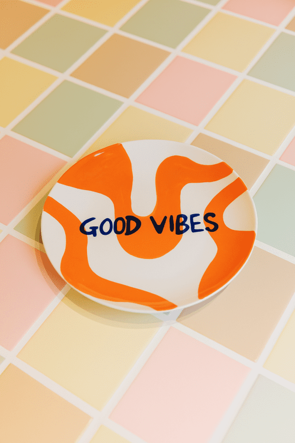Que Rico ‘Good Vibes’ Χειροποίητο Κεραμικό Πιάτο – Ζωγραφισμένο στο Χέρι | Funky Πορτοκαλί Μοτίβο