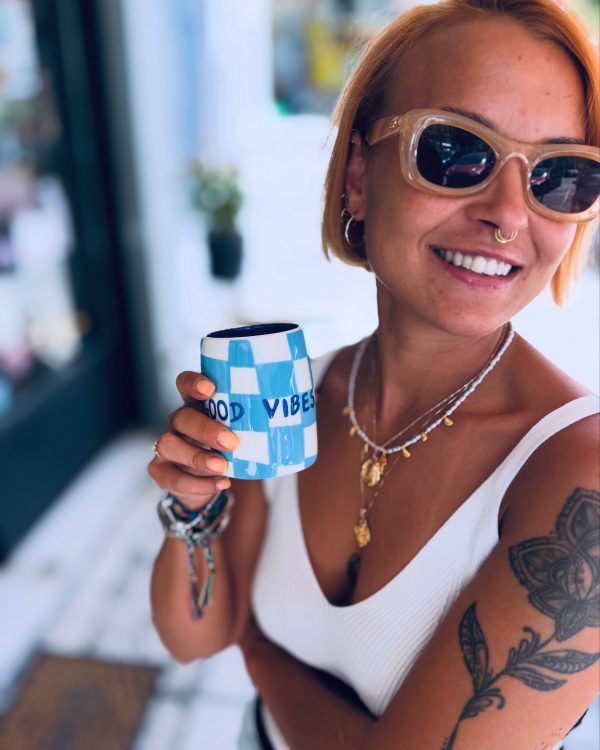Χειροποίητη Κεραμική Κούπα Que Rico “Good Vibes” – Blue Checked Design - Image 2